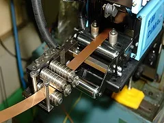 本社工場の外観前に搬入車両が止まり出荷と受け入れに備えている様子