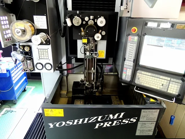 加工後の小物金属部品をトレーに整列させて検査待ちにしている様子