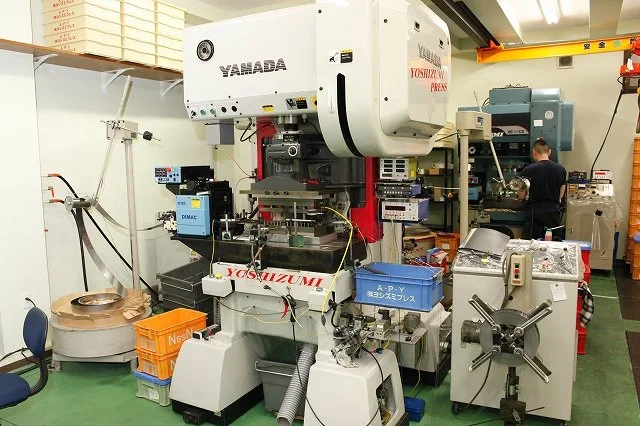 工場内に並ぶプレス加工設備の様子